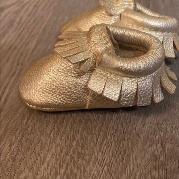 Freshly Picked Platinum Moccasins size 1 - Picture 3 of 7